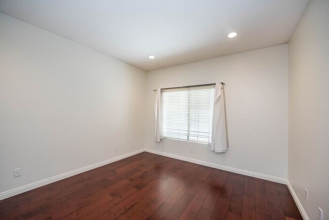 Building Photo - Anaheim Hills Beauty