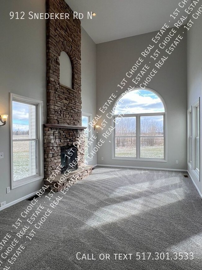 Building Photo - 912 Snedeker Rd N