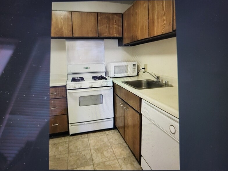 Building Photo - 77 Pond Ave