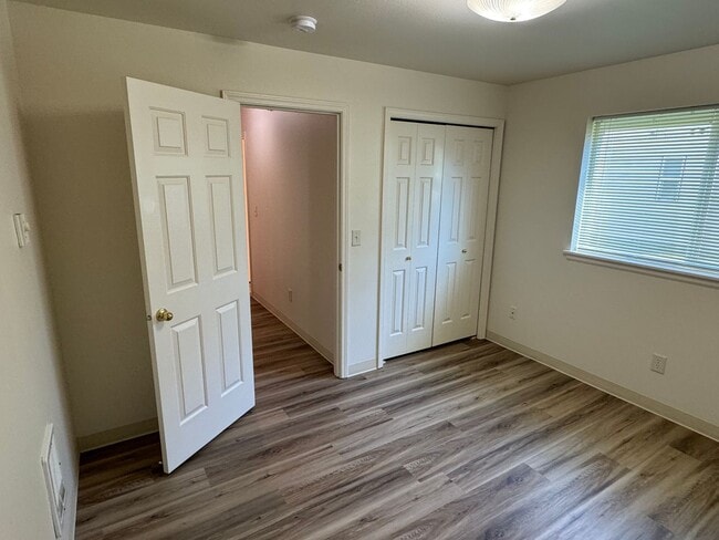 Building Photo - 2 Bedroom Tri-plex in River Rd Neighborhood