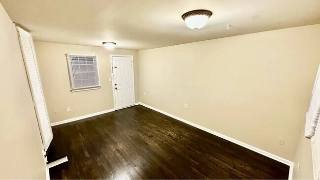 Building Photo - "Charming 2-Bedroom Oasis with Gleaming Hardwood Floors and 2 Full Baths in Decatur!"