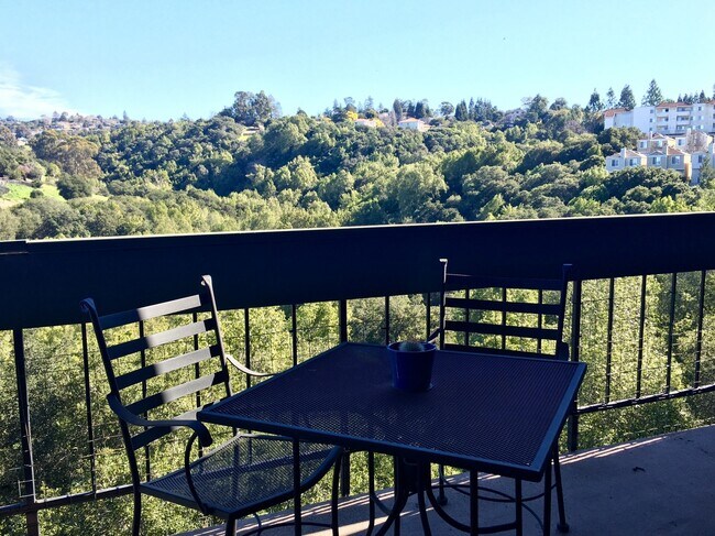 Building Photo - Large 3 bedroom, 2 bathroom condo with ama...