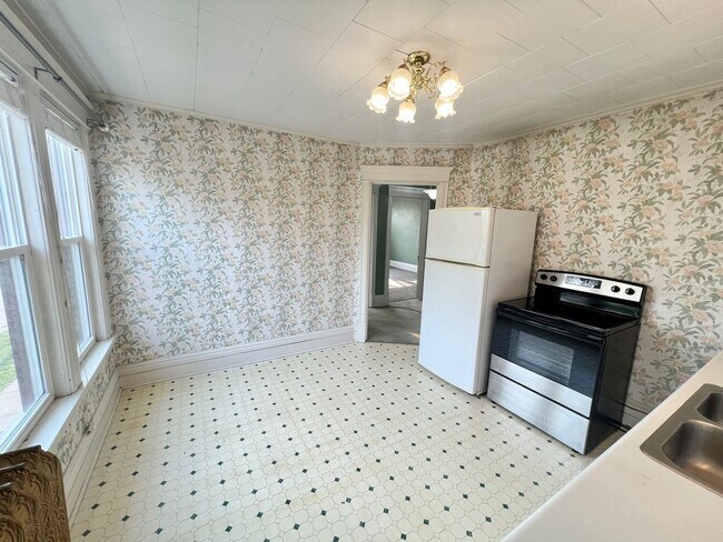 Building Photo - AVAILABLE JUNE - Upper 2 Bed 1 Bath Apt w/ Private Laundry