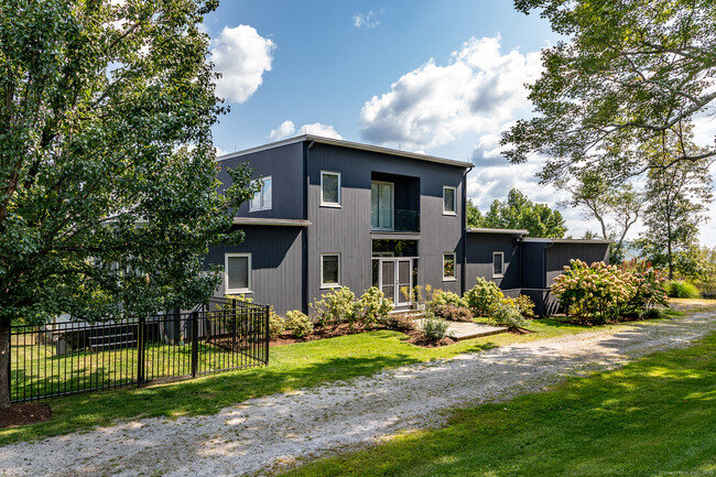 Building Photo - 11 Longview Rd
