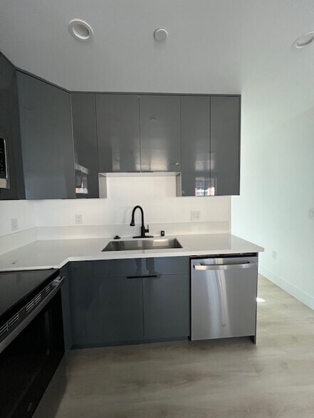 Building Photo - 640 W 45th St