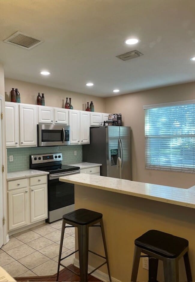 Building Photo - 2 Bedroom 2 1/2 Bath Townhouse in ST, next to MacDill Air Force Base