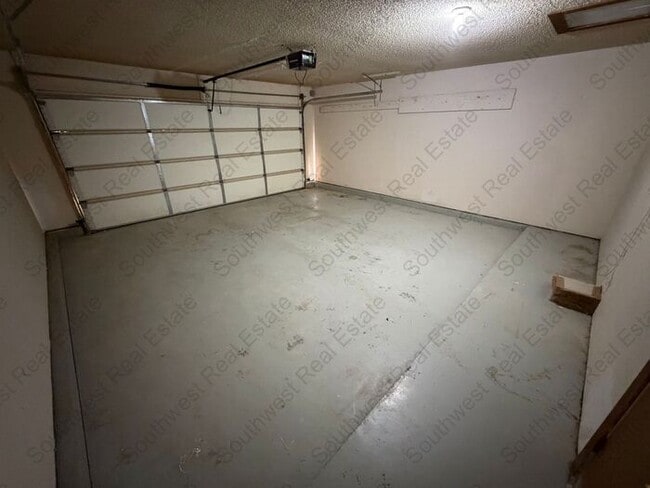 Building Photo - Spacious 3 bedrooms 2 baths home with 2 car garage