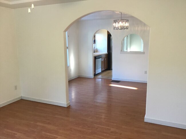 Building Photo - SPECTACULAR SELLWOOD