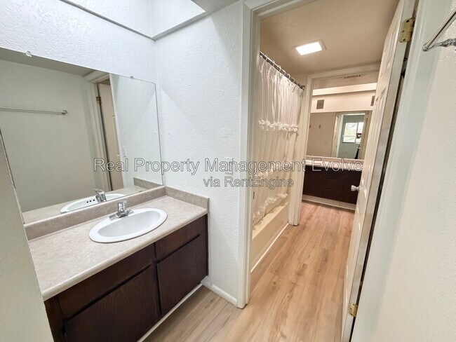 Building Photo - 122 S Hardy Dr