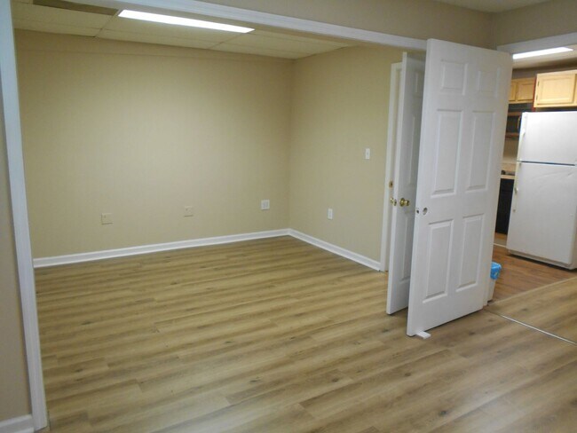 Building Photo - Second floor 1 bedroom, 1 bath suite in great location