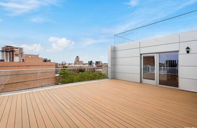 Building Photo - 61-18-18 Austin St