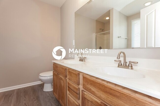 Building Photo - 4 Bedroom Pet-Friendly Home in Charlotte, NC with Main Street Renewal