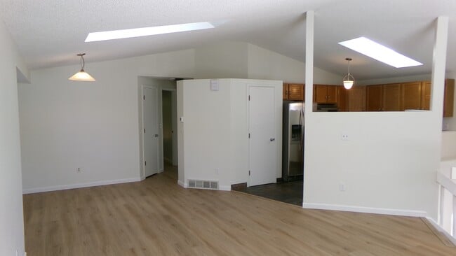 Building Photo - 924 Queens Ct