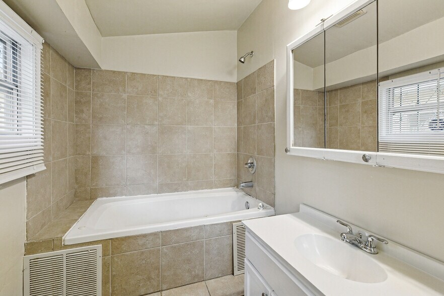 Bathroom 1 on left side of the home - 2920 Philip St