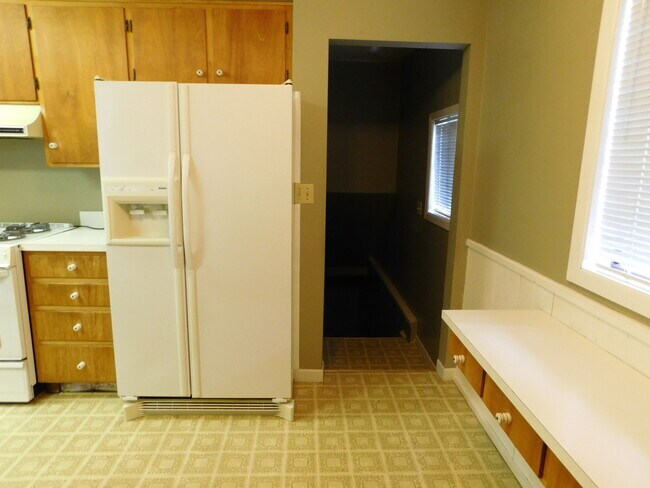 Building Photo - 4Bd/1.5Ba Two Story Home - Available End o...