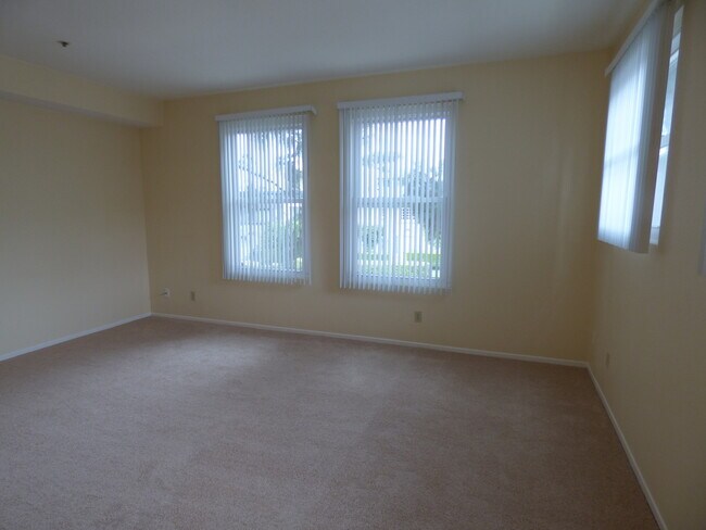 Building Photo - Spacious 2 Bedroom 2 Bath Condo in Bankers...