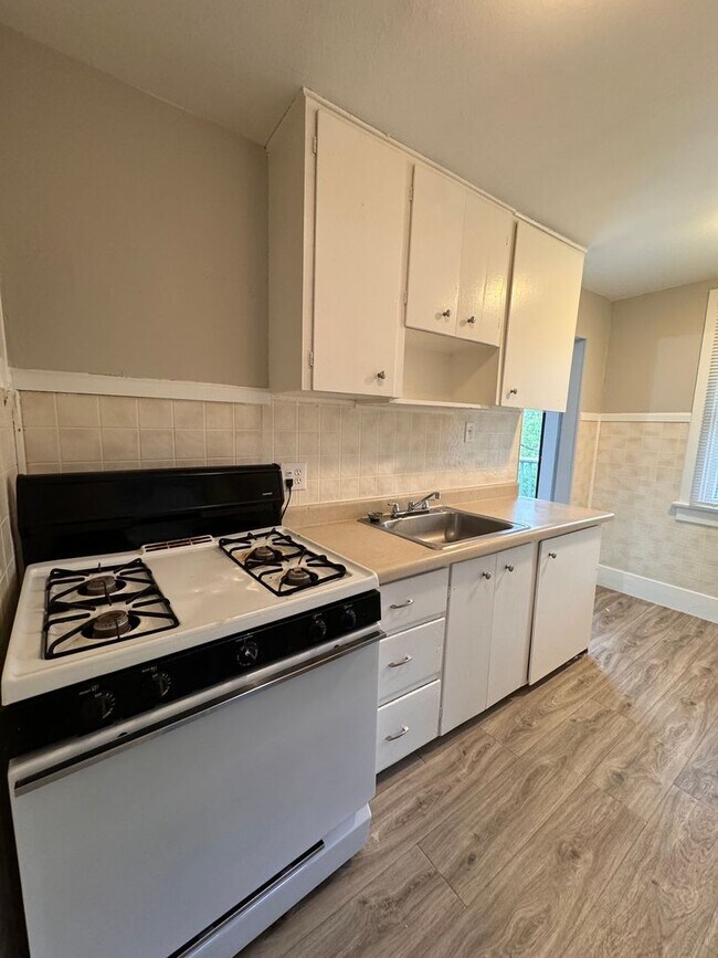 Building Photo - Manitou Springs Living!! 1 Bed 1 Bath Avai...