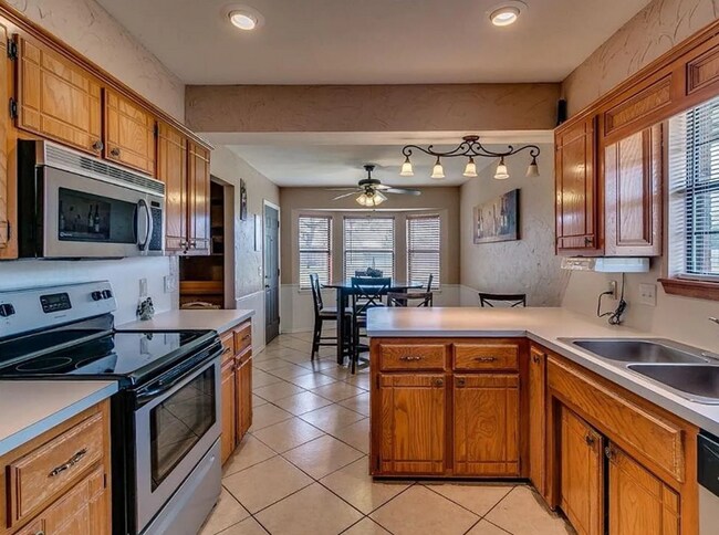 Building Photo - Charming 3-Bedroom Home — Spacious Corner Lot in Del City!