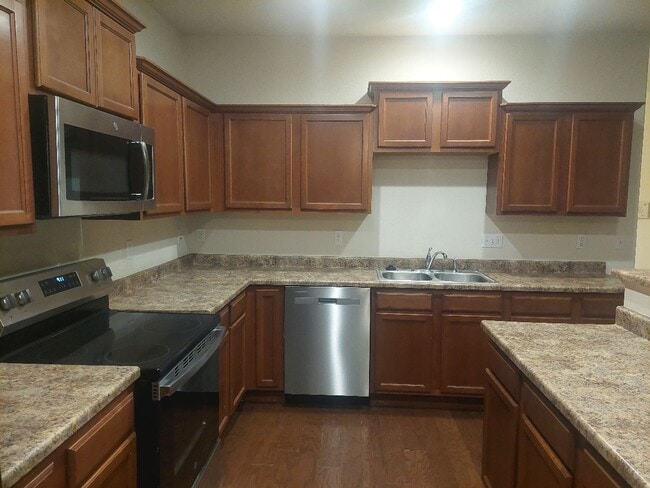 Building Photo - 2 STORY END UNIT TOWNHOME W/DETACHED 2 CAR...