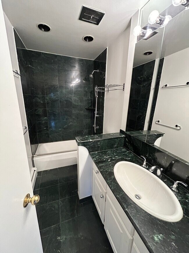 Building Photo - 401 W Webster Ave