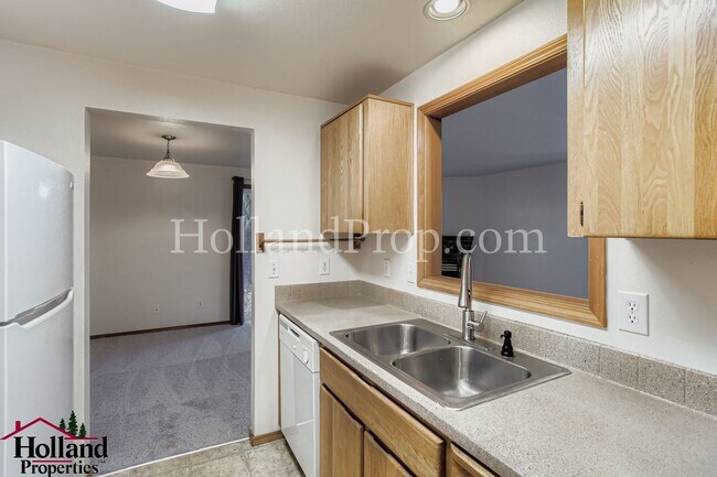 Building Photo - Charming 3-Bedroom Duplex in a Prime Locat...