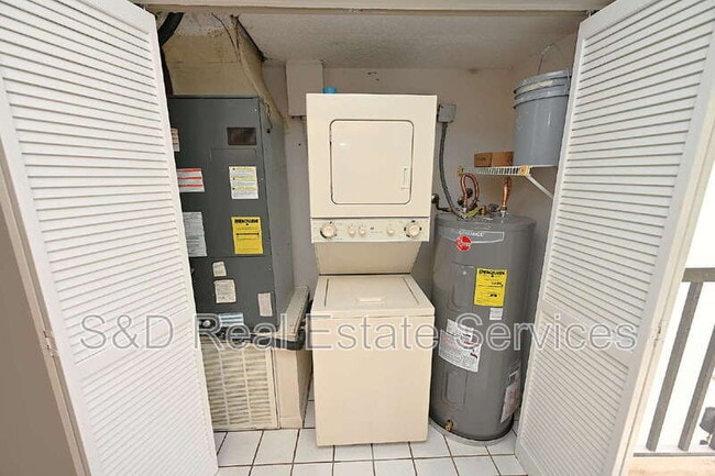 Building Photo - 1808 Village Ct