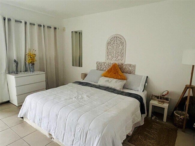 Building Photo - 2100 Diana Dr