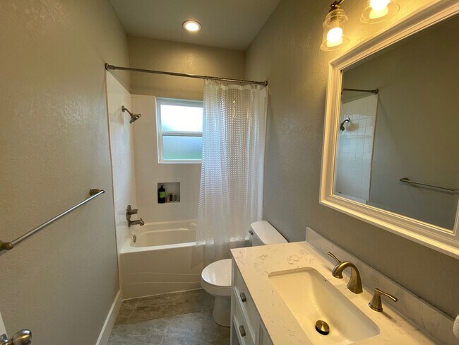 Building Photo - Beautiful 3/2 in Speegleville