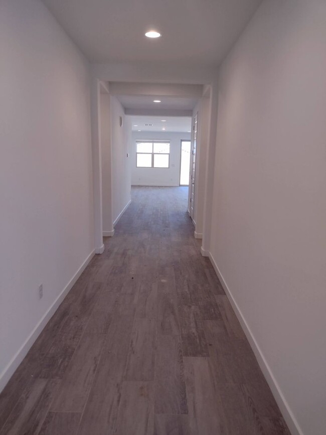 Building Photo - NEWER BUILD IN BEAUTIFUL GATED PHOENIX COM...