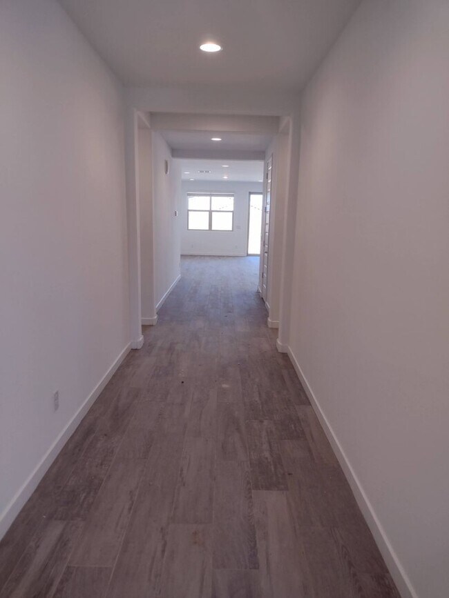 Building Photo - NEWER BUILD IN BEAUTIFUL GATED PHOENIX COMMUNITY!