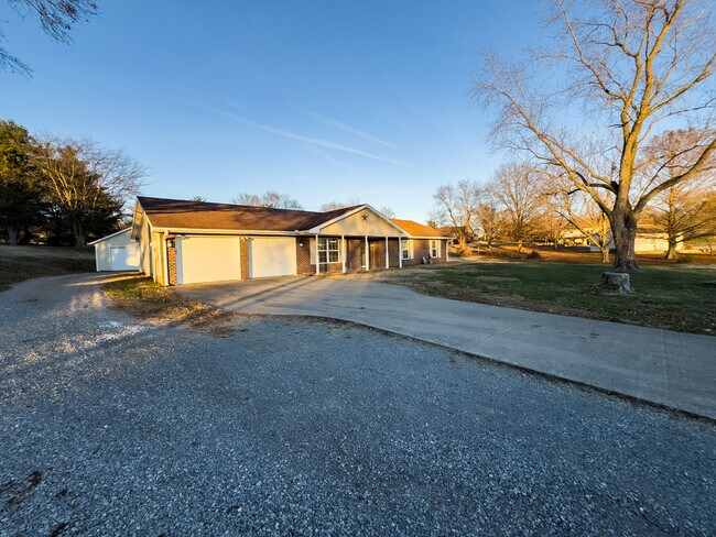 Building Photo - 398 Shady Brook Dr