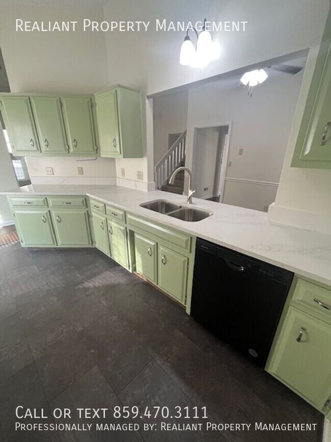 Building Photo - 100 Coconut Grove Dr