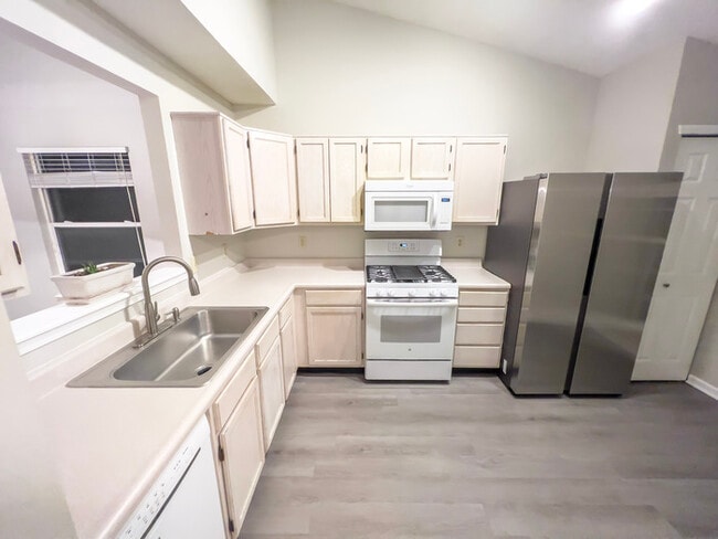 Building Photo - Beautifully Renovated Brownsburg Home