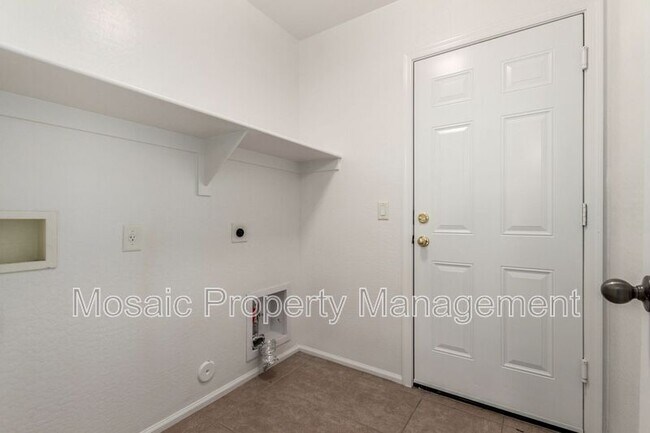 Building Photo - 389 E Angeline Ave