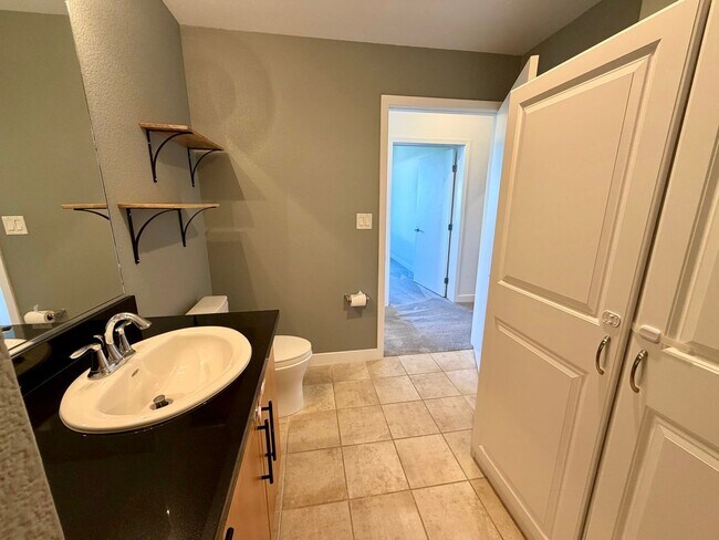 Building Photo - Corner Unit With Views