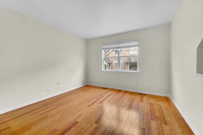 Building Photo - 1114 N Claremont Dr