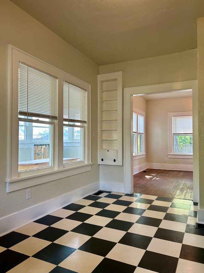 Building Photo - 421 Park Dr