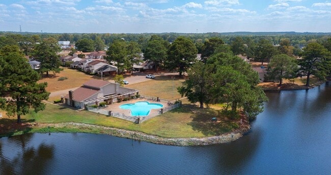 Building Photo - Live Where Convenience Meets Comfort in Lakebend!