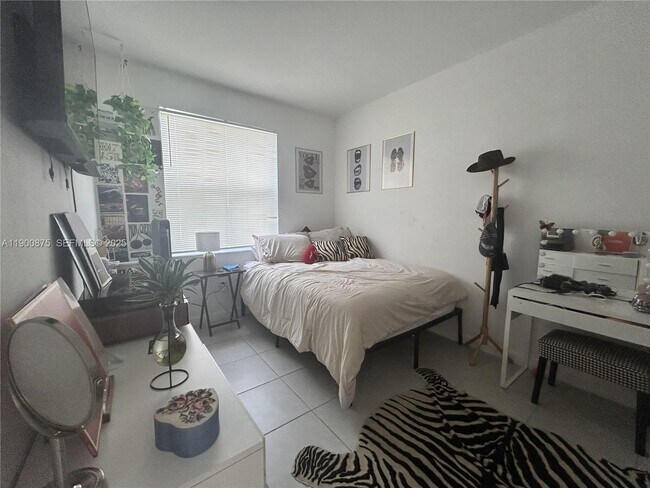 Building Photo - 1685 SE 27th Rd