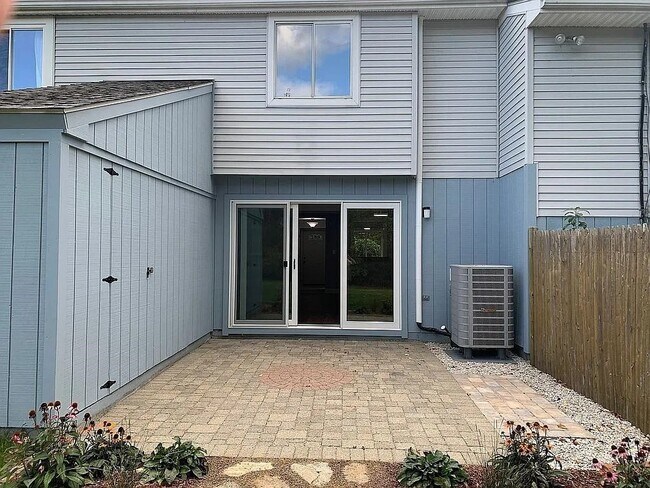 Building Photo - 10 Apple Tree Hill Rd