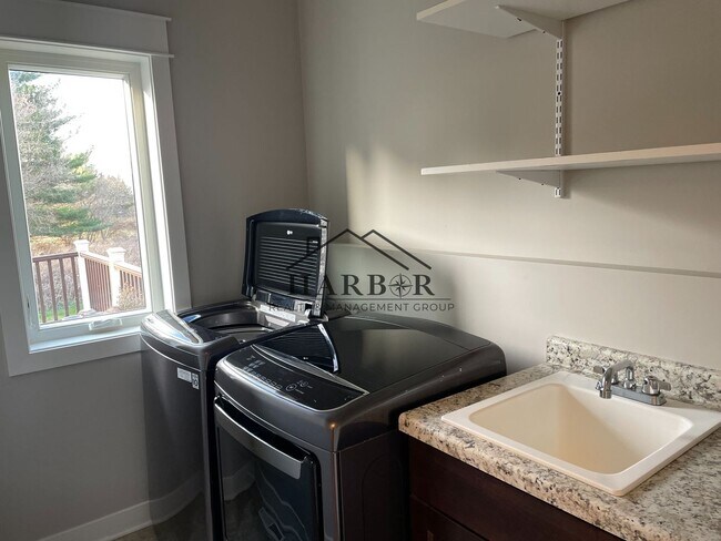 Building Photo - 2049 Kerry Dr NE