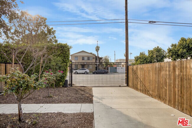 Building Photo - 7310 Woodley Ave