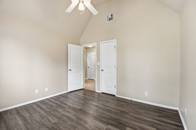 Building Photo - 3 Bed | 2 Bath | Jenks | Available Now
