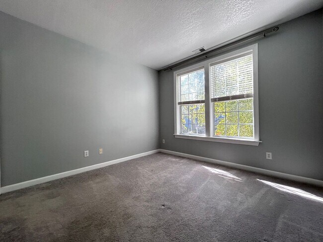 Building Photo - Gated community on the bay side of Shore Dr! "ASK ABOUT OUR ZERO DEPOSIT"