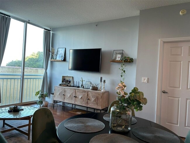 Building Photo - 3000 Coral Wy