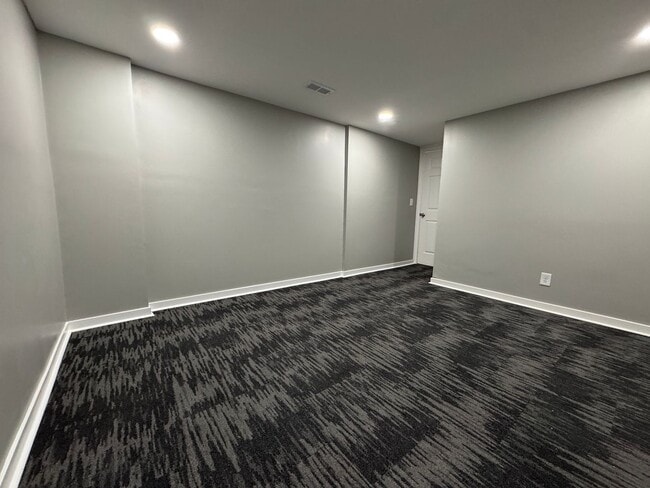 Building Photo - Stunning 5 Bedroom 2 Bathroom Home + Den i...
