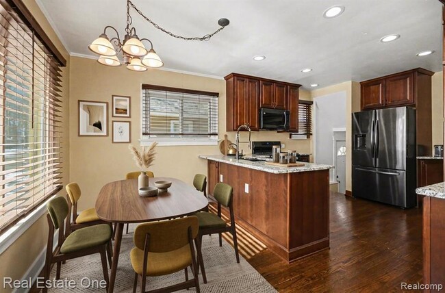 Building Photo - 1105 E Fifth St