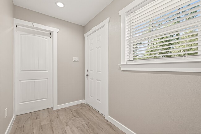 Building Photo - 10531 Royal Oaks Dr