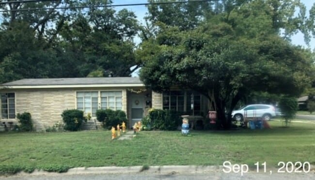 Building Photo - House for Lease