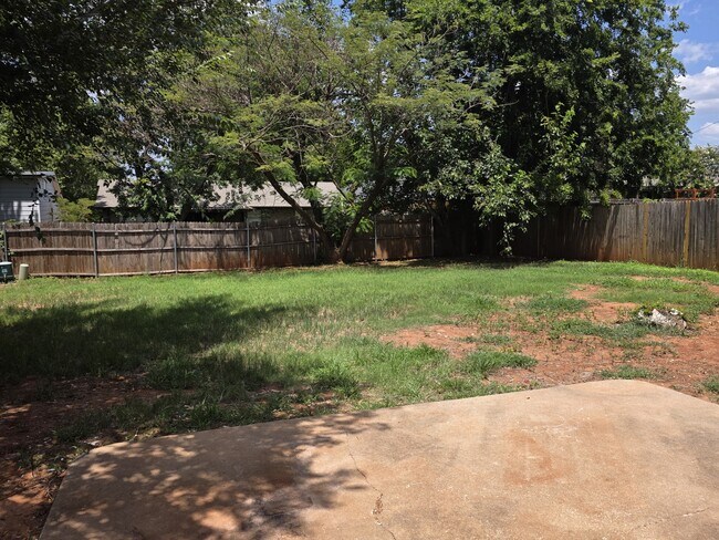 Building Photo - 641 Redstone Ave